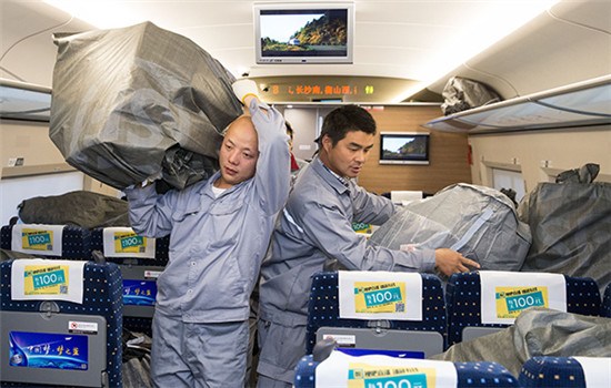 Delivery workers load parcels of products bought by online shoppers on Singles Day onto a bullet train in Nanjing, Jiangsu province, on Friday. China Railway Corp has said 170 high-speed trains will be used to help e-commerce platforms deliver goods between Nov 11 and 20. (Photo/China Daily)
