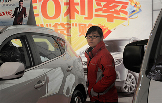 A car dealer attracts customers with zero-interest auto loans in Nanjing, Jiangsu province. (Photo/China Daily)