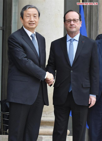 Visiting Chinese Vice Premier Ma Kai (L), who is in Paris for the fourth China-France High Level Economic and Financial Dialogue, meets with French President Francois Hollande in Paris, capital of France, Nov. 14, 2016. (Photo: Xinhua/Li Genxing)