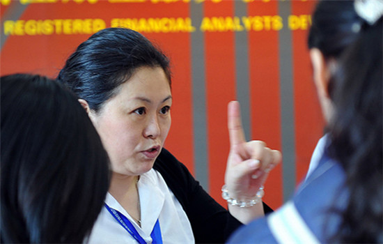 A chartered financial analyst offers investment advice to prospective clients at an international financial expo in Shenzhen, Guangdong province. (Photo provided to China Daily)