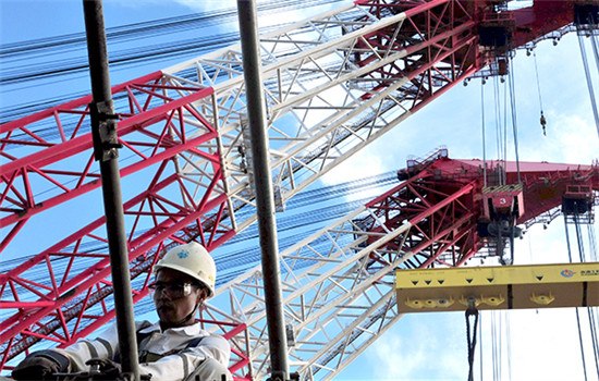 A CNOOC worker sets up scaffolding at a construction site near Qingdao, Shandong province. (Photo/China Daily)