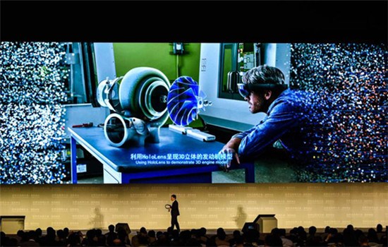 A representative of Microsoft introduces HoloLens technology during a release ceremony of world leading internet scientific and technological achievements at the 3rd World Internet Conference in Wuzhen, East China's Zhejiang province, Nov 16, 2016. (Photo/Xinhua)