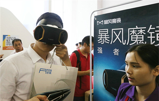 A visitor tries on Baofeng's VR glasses during a Beijing international technological products expo in May. (Photo provided to China Daily)