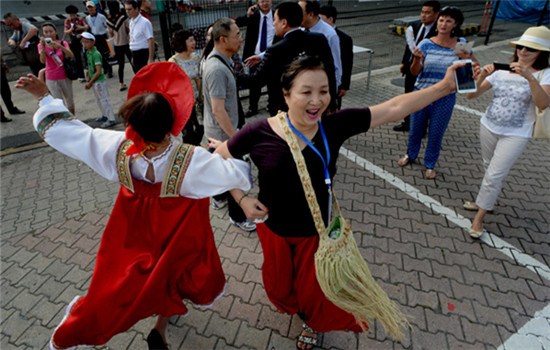 Chinese tourists on Taishan cruise ship receive a robust welcome on arrival at the port of Vladivostok, Russia. (VITALIY ANKOV / FOR CHINA DAILY)