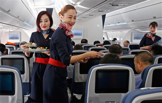 Attendants from China Eastern Airlines provide services to visitors in an aircraft simulator in Shanghai. The carrier will have a fleet of more than 820 planes by 2020. (YIN LIQIN / FOR CHINA DAILY)
