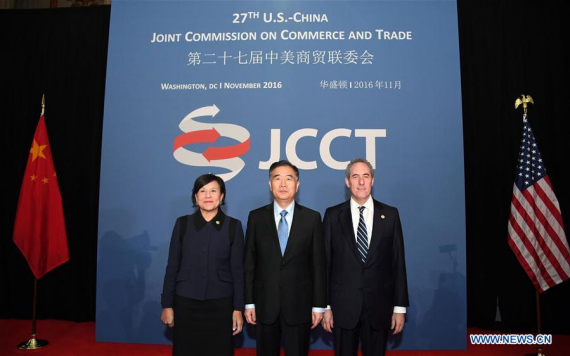 Chinese Vice Premier Wang Yang (C), U.S. Secretary of Commerce Penny Pritzker (L) and U.S. Trade Representative Michael Froman pose for a photograph at the 27th Session of the China-U.S. Joint Commission on Commerce and Trade (JCCT) in Washington D.C., capital of the United States, on Nov. 23, 2016. (Photo: Xinhua/Yin Bogu)