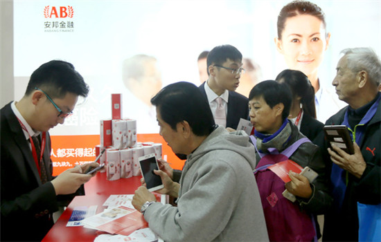 Visitors line up to get more information about a health insurance policy offered by Anbang Insurance Group at an international finance expo in Beijing. (Photo by Lei Kesi/For China Daily)