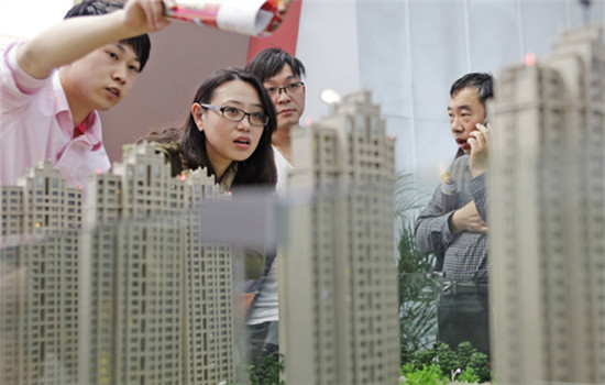 Buyers select apartments at a real estate fair. (Provided To China Daily)
