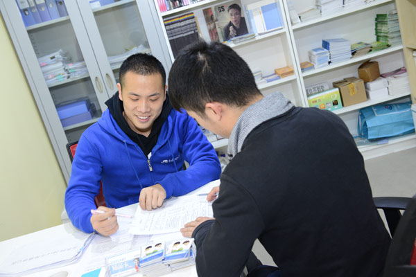A gay man (right) prepares to have a free HIV test at a testing site jointly established by Beijing's disease control and prevention departments and Blued, a gay hookup app headquartered in the capital.(Photo by Blued/provided to China Daily)