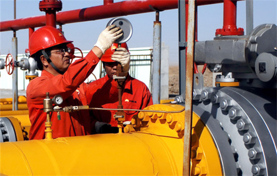Workers replace a pressure meter at the natural gas pipeline of China National Petroleum Corp in the Qaidam Basin in Qinghai province. (WANG BO / XINHUA)