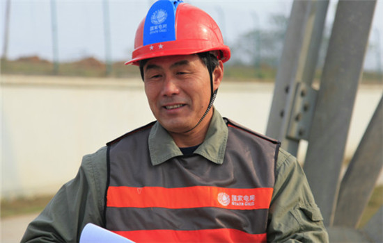 Yan Xudong works at a UHV AC Test Base of SGCC in Wuhan, capital of Central China's Hubei province, on November 30, 2016. (Photo by Zhu Lingqing/chinadaily.com.cn)