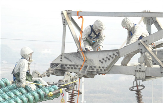 Electric operators test a new tool on UHV electricity cables at a UHV AC Test Base of SGCC in Wuhan, capital of Central China's Hubei province, on November 30, 2016. (Photo provided to chinadaily.com.cn��