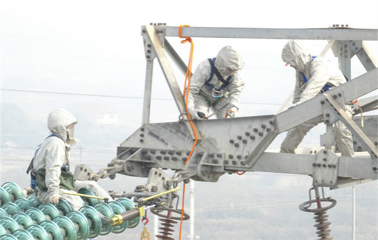 Electric operators test a new tool on UHV electricity cables at a UHV AC Test Base of SGCC in Wuhan, capital of Central China's Hubei province, on November 30, 2016. (Photo provided to chinadaily.com.cn