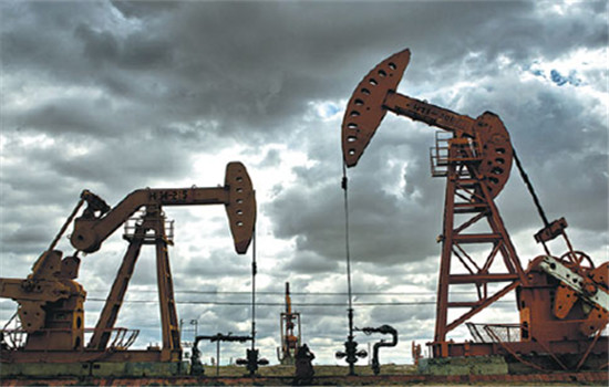 Pumps belonging to an oil company do their work in the Inner Mongolia autonomous region. (Liu Xuezhong/For China Daily)