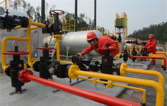Technicians check shale gas transport facilities in Chongqing. China is believed to possess the world's biggest estimated technically recoverable shale gas resources.(Provided to China Daily)