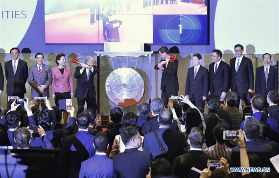 Leung Chun-ying (5th R), chief executive of Hong Kong Special Administrative Region, and Hong Kong Exchanges and Clearing Chairman Chow Chung-kong (4th L) jointly beat the gong to mark the launch of the Shenzhen-Hong Kong Stock Connect, the second link between the inland and Hong Kong bourses, in Hong Kong, south China, Dec. 5, 2016. (Photo: Xinhua/Wang Shen)