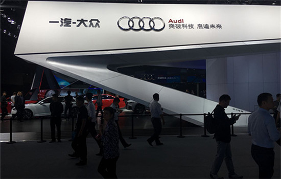 Visitors pass by FAW-Volkswagen Audi's booth at the Guangzhou auto show in November 2016. (Photo/China Daily)