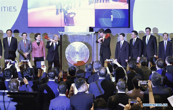 Leung Chun-ying (5th R), chief executive of Hong Kong Special Administrative Region, and Hong Kong Exchanges and Clearing Chairman Chow Chung-kong (4th L) jointly beat the gong to mark the launch of the Shenzhen-Hong Kong Stock Connect, the second link between the inland and Hong Kong bourses, in Hong Kong, south China, Dec. 5, 2016. (Xinhua/Wang Shen)