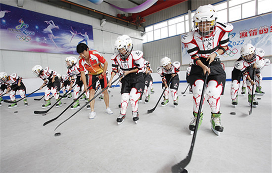Youngsters undergo an ice hockey training session in Zhangjiakou, Hebei province. Winter sports are popular in China as the country will host the 2022 Winter Olympics. (Photo/China Daily)