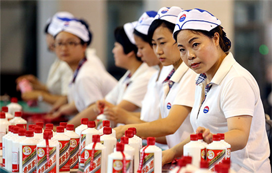 Employees work on the production line of Kweichow Moutai Co Ltd in Zunyi, Guizhou province. (Photo/China Daily)