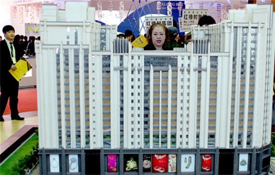 Homebuyers visit a real estate show in Beijing. (Photo/China Daily)