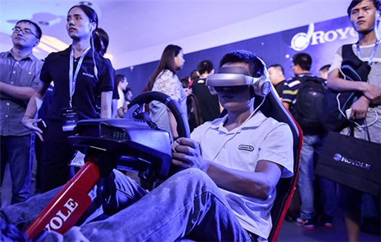 A man tries out Royole's VR device in Shenzhen, Sept 23, 2016. (Photo/Xinhua)