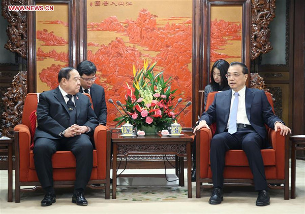 Chinese Premier Li Keqiang (R) meets with Thailand's First Deputy Prime Minister and Defense Minister Prawit Wongsuwan in Beijing, capital of China, Dec. 12, 2016. (Xinhua/Yao Dawei)