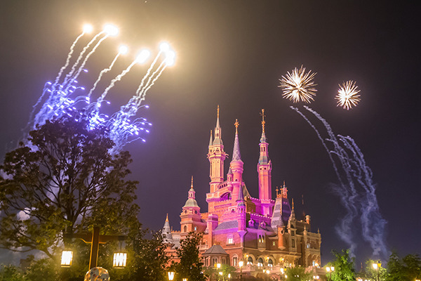 Fireworks light up a castle of the Shanghai Disney Resort. (Photo/China Daily)