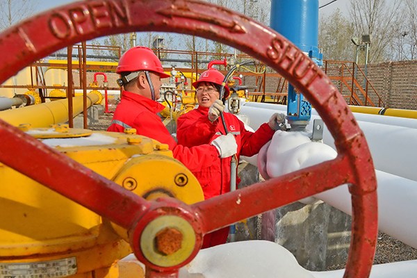 Employees of China Petroleum& Chemical Corp check natural gas pipelines in Puyang, Henan province. (Photo/China Daily)