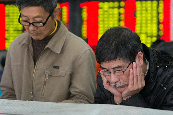 Investors check share prices at a brokerage in Nanjing, Jiangsu province, Dec 12, 2016. (Photo/China Daily)