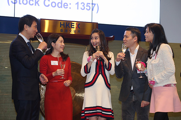Cai Wensheng (left), founder and president of Meitu Inc, and actress Angelababy (center) celebrate with company top executives at the trading debut on the Hong Kong Stock Exchange on Thursday. (Photo/China Daily)