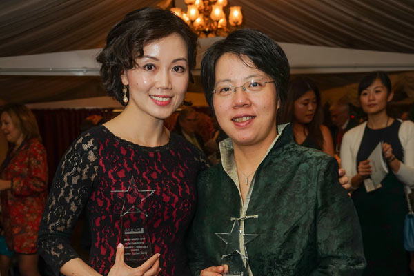 Sanny Yuzhen Jiang (left), a UK-based practicing eye doctor, and Suwei Jiang (right), an equity partner at PwC UK, pose for pictures at the Milan award ceremony in London.(Photo by See Li/For China Daily)