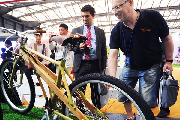 Visitors look at a Forever brand bicycle during an international bike expo in Shanghai. (Photo/China Daily)