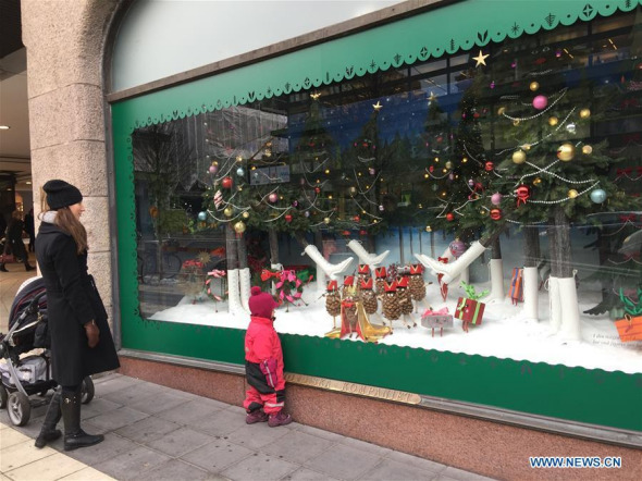 Residents look at a Christmas window display at a shopping mall in downtown Stockholm, capital of Sweden, on Dec. 13, 2016. (Photo:Xinhua/Fu Yiming)