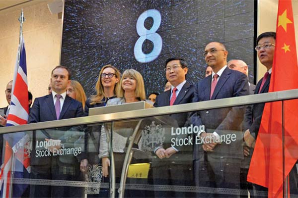Representatives at a ceremony when 1 billion offshore bonds denominated in yuan, or dim sum bonds, issued by the China Construction Bank, were listed on London Stock Exchange's markets in October 2015. (Photo/China News Service)