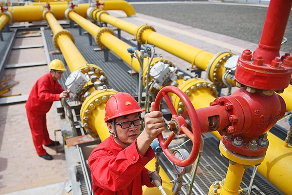 Employees of China National Petroleum Corp check pipelines of a section of West-to-East natural gas pipelines in Yinchuan, the Ningxia Hui autonomous region. (Photo/Xinhua)