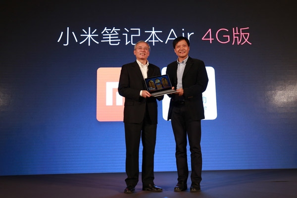 Xiaomi founder Lei Jun and China Mobile's Sha Yuejia pose at the launch ceremony of Mi Air 4G in Beijing, on Dec 23, 2016.  (Photo provided to chinadaily.com.cn)