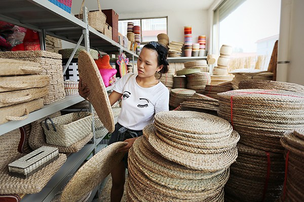  A woman in Binzhou, Shandong province, sorts straw and willow products, which are made in a company she owns and sold online. (Photo provided to China Daily)