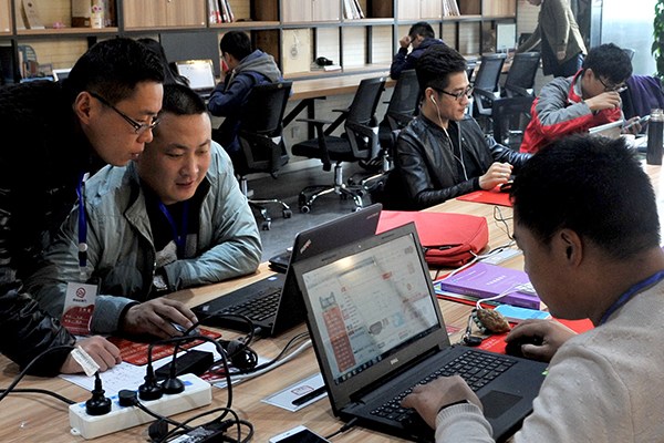 People work at a co-work space in Liaocheng,Shandong province,Oct 28, 2016. (Photo/China Daily)