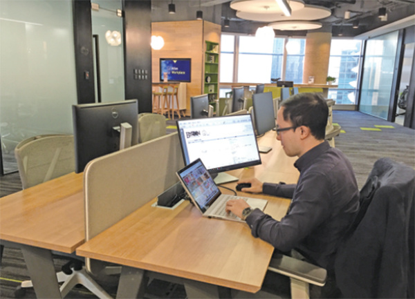 An entrepreneur works at his desk in the ATLAS Workplace in Guangzhou, Guangdong province. The co-work space will open a site in Shanghai this year. (Photo provided to China Daily)