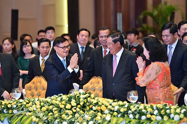 Dong Wenbiao (left), chairman of China Minsheng Investment Group, meets Cambodian Premier Hun Sen (middle) and his wife during the first-ever Cambodia-China Business and Financial Development Forum held in Phnom Penh on Dec 1, 2016.(Photo/China Daily)