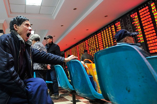 An investor appears unimpressed by the yawning gap between his expectations and actual stock prices at a brokerage in Nanjing, Jiangsu province, on Dec 19, when the Shanghai Composite Index closed almost flat. (Photo/China Daily)