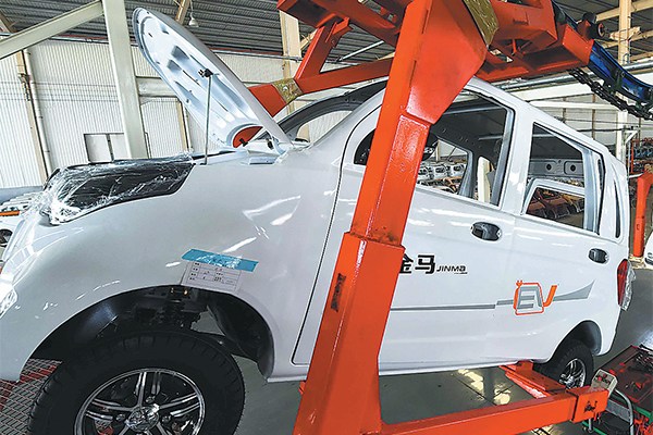 Due to declining subsidies, the market for new energy vehicles is unlikely to continue the momentum it has seen in recent years. (Photo/China Daily)