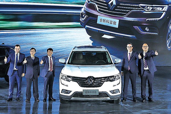 Senior executives of Dongfeng Renault Automotive Co and guests attend the launch ceremony of the all-new Koleos. (Photo/China Daily)