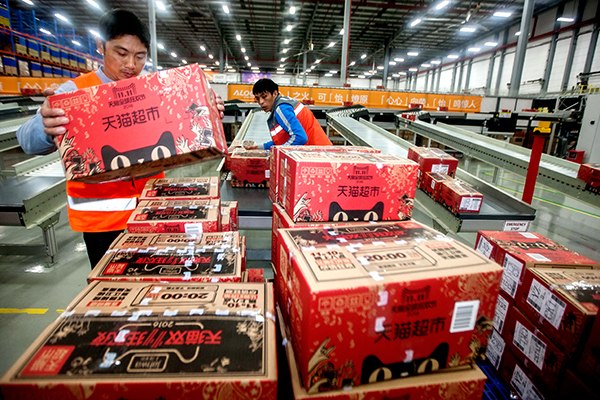 Workers sort packages after an online shopping spree in November in Guangzhou, Guangdong province. (Photo/China Daily)