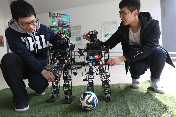 Students display robots that can play soccer during an entrepreneurial exhibition on Wednesday at Southeast University in Nanjing, capital of Jiangsu province. (Photo/China News Service)