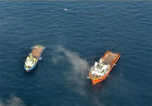 Workers in operation to contain the oil spill in the Bohai Bay after two spills over a period of weeks in June 2011 polluted more than 6,200 square kilometers of seawater.(File photo)