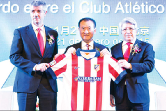 Wang Jianlin (center), chairman of Dalian Wanda Group, with senior members of Atletico Madrid's management. Photo/China Daily