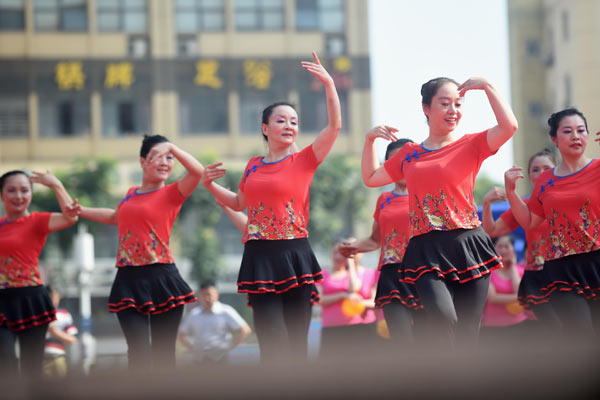 A group of square dancers compete in a local sports dancing contest in Hefei, Anhui province.(Photo by Xie Chen/For China Daily)