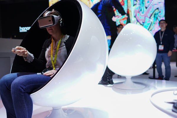 Visitors try VR tech of Chinese company Huawei Technologies Co Ltd at the Consumer Electronics Show in Las Vegas. (Photo/Xinhua)